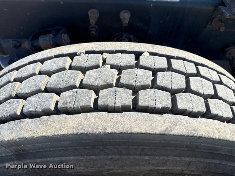 image for item DZ8848 2004 International 9400i semi truck