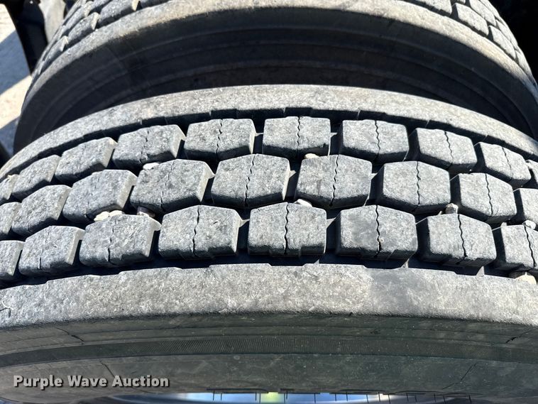 image for item DZ8848 2004 International 9400i semi truck