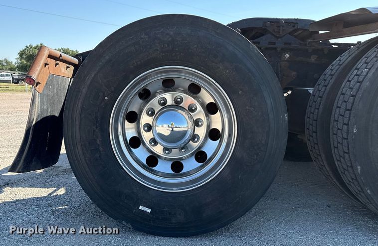 image for item DZ8848 2004 International 9400i semi truck