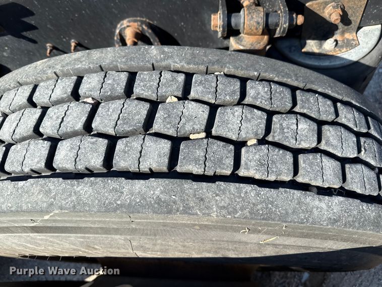 image for item DZ8848 2004 International 9400i semi truck