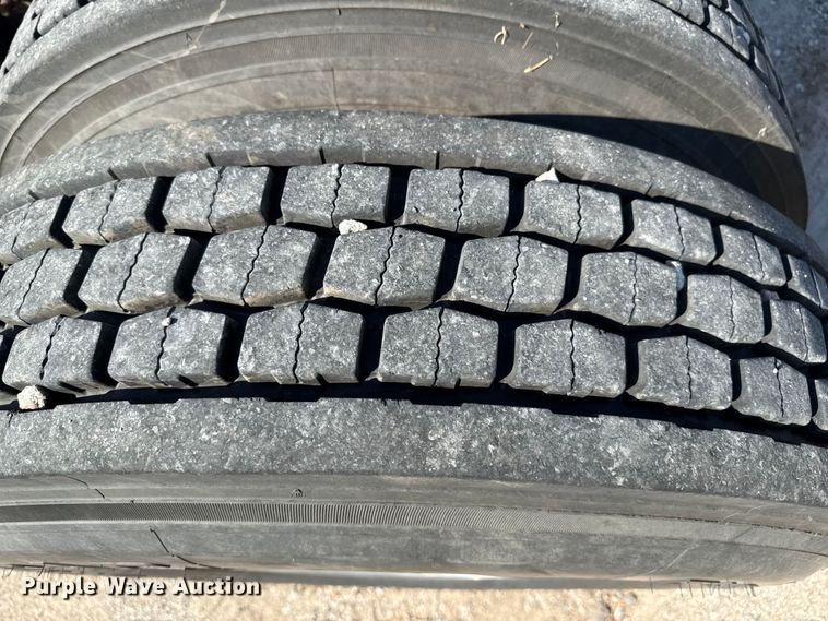 image for item DZ8848 2004 International 9400i semi truck