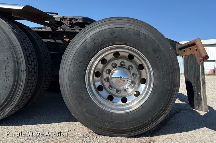 image for item DZ8848 2004 International 9400i semi truck