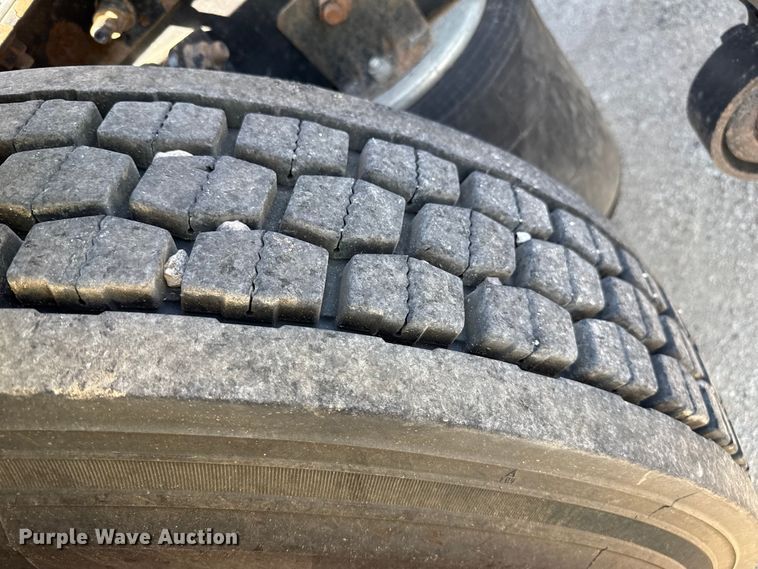 image for item DZ8848 2004 International 9400i semi truck