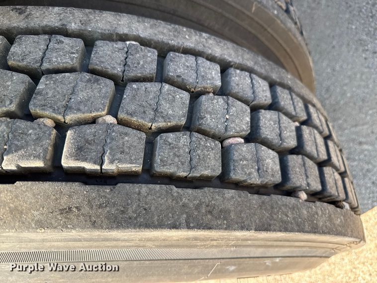 image for item DZ8848 2004 International 9400i semi truck