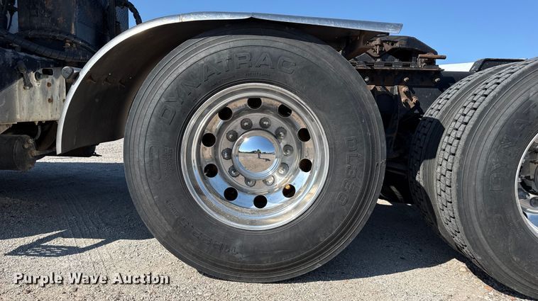 image for item DZ8848 2004 International 9400i semi truck