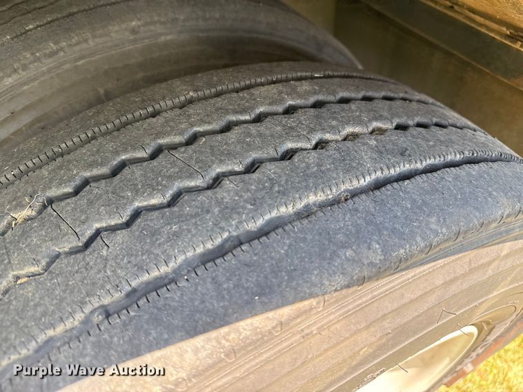 image for item DZ8871 1996 Etnyre RGM25TD-T1 lowboy equipment trailer