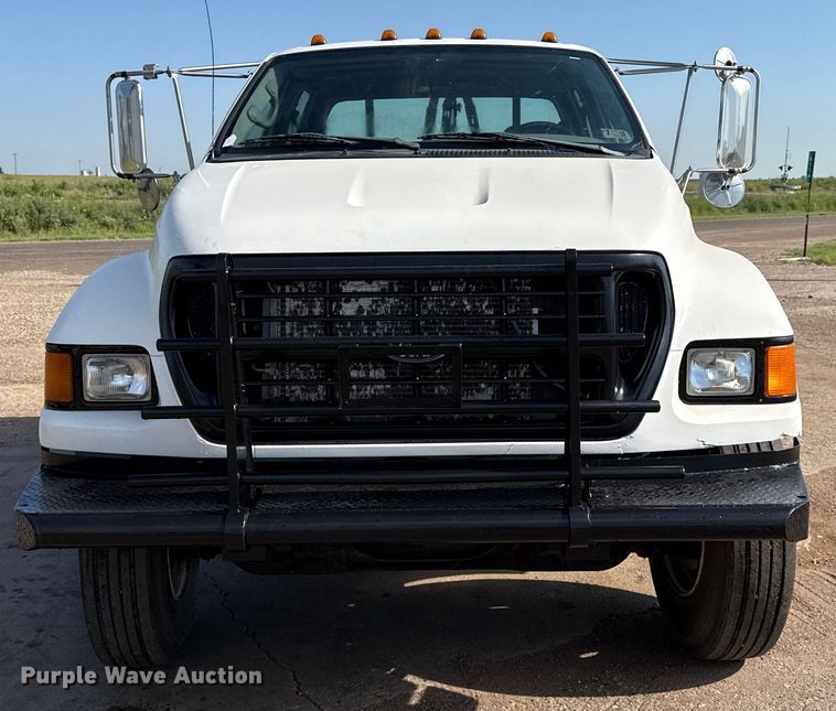 image for item DZ8876 2000 Ford F750 Super Duty crew cab winch truck