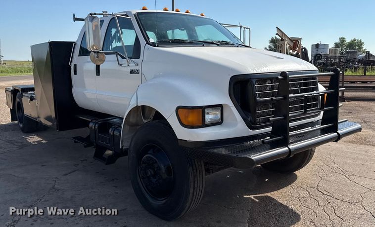 image for item DZ8876 2000 Ford F750 Super Duty crew cab winch truck