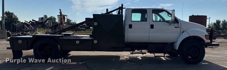 image for item DZ8876 2000 Ford F750 Super Duty crew cab winch truck