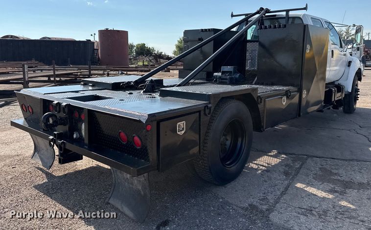 image for item DZ8876 2000 Ford F750 Super Duty crew cab winch truck