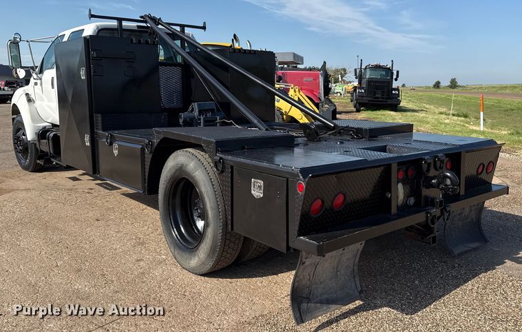 image for item DZ8876 2000 Ford F750 Super Duty crew cab winch truck