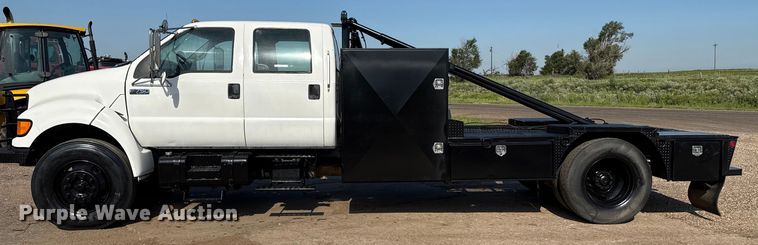 image for item DZ8876 2000 Ford F750 Super Duty crew cab winch truck