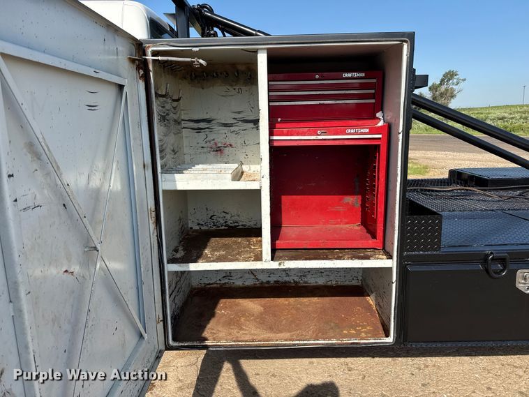 image for item DZ8876 2000 Ford F750 Super Duty crew cab winch truck