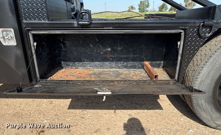 image for item DZ8876 2000 Ford F750 Super Duty crew cab winch truck