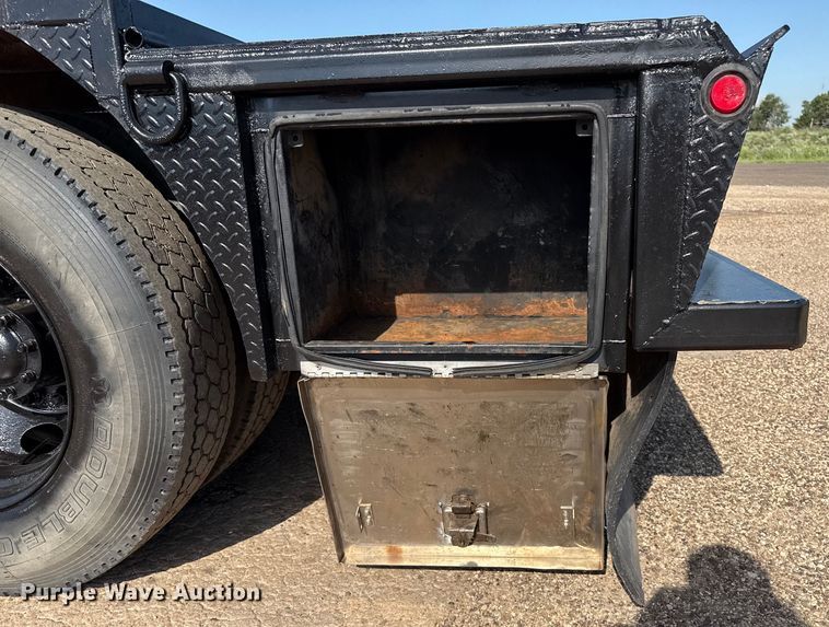 image for item DZ8876 2000 Ford F750 Super Duty crew cab winch truck