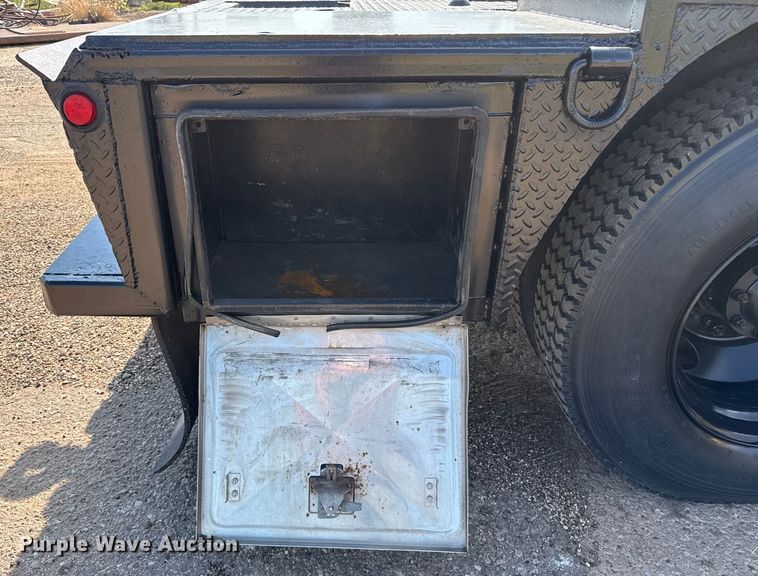 image for item DZ8876 2000 Ford F750 Super Duty crew cab winch truck