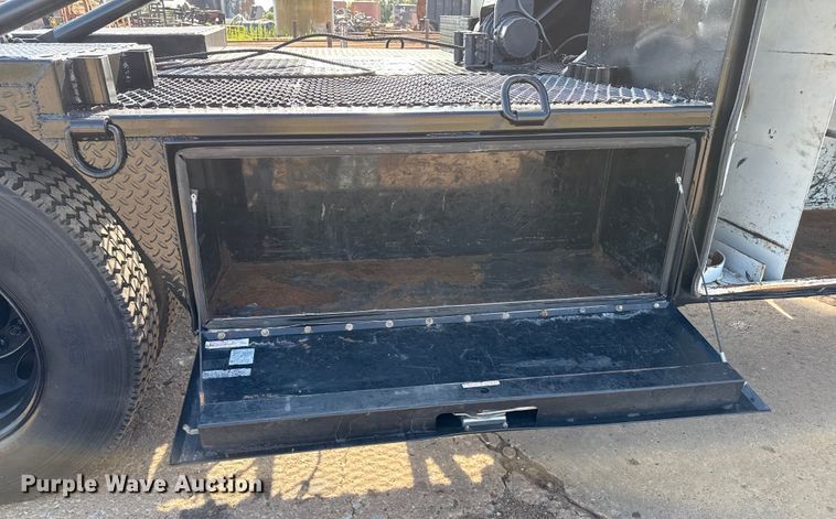 image for item DZ8876 2000 Ford F750 Super Duty crew cab winch truck