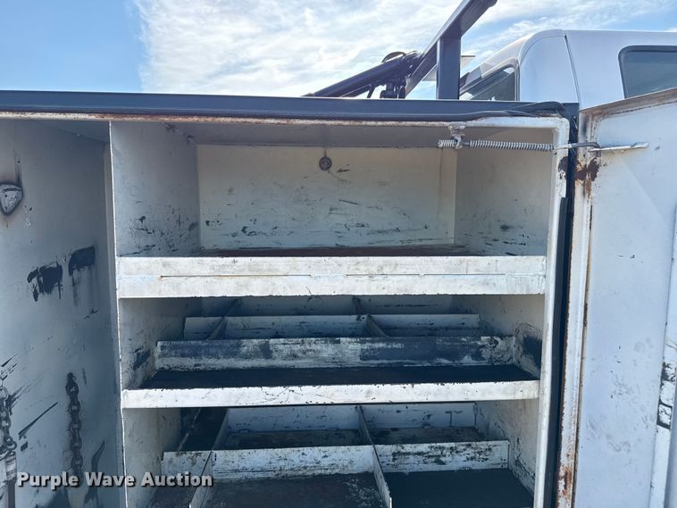 image for item DZ8876 2000 Ford F750 Super Duty crew cab winch truck