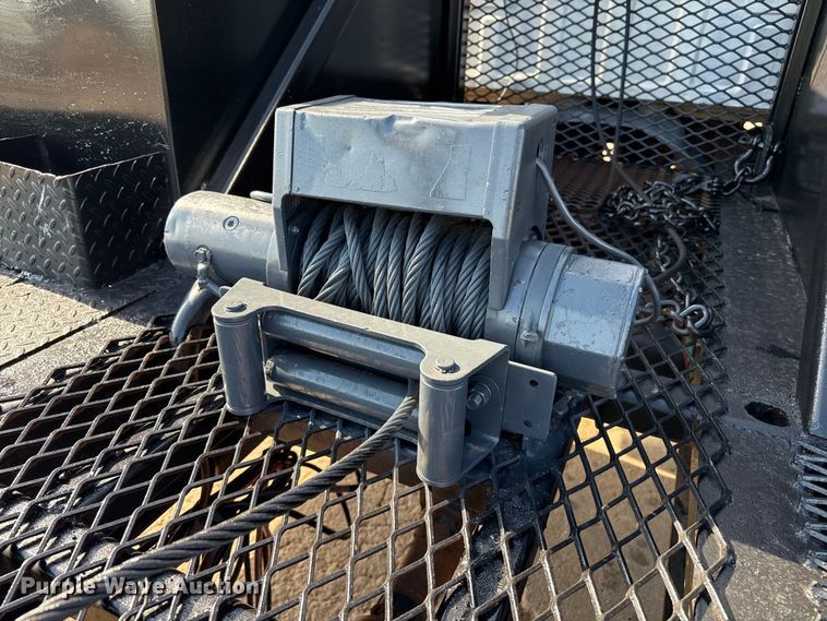 image for item DZ8876 2000 Ford F750 Super Duty crew cab winch truck