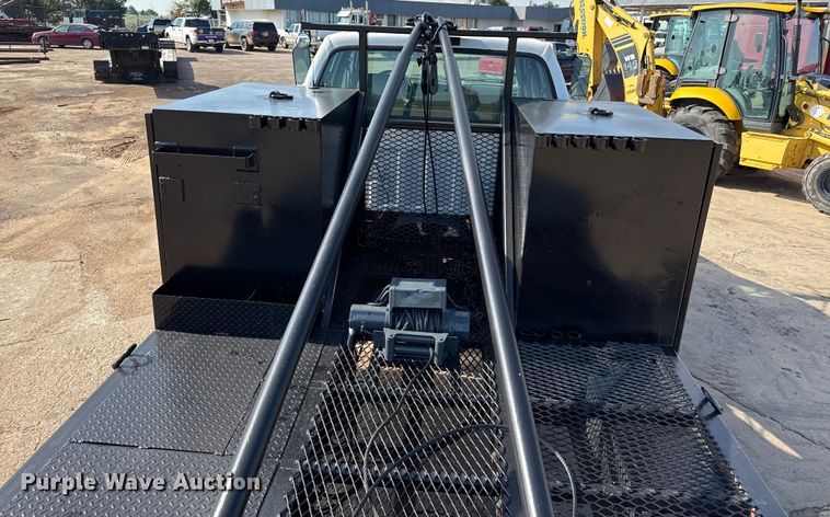 image for item DZ8876 2000 Ford F750 Super Duty crew cab winch truck