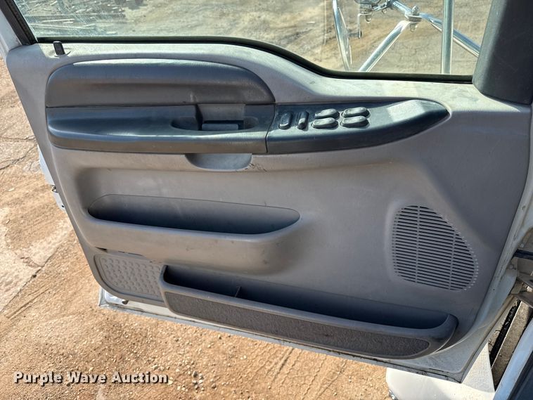 image for item DZ8876 2000 Ford F750 Super Duty crew cab winch truck