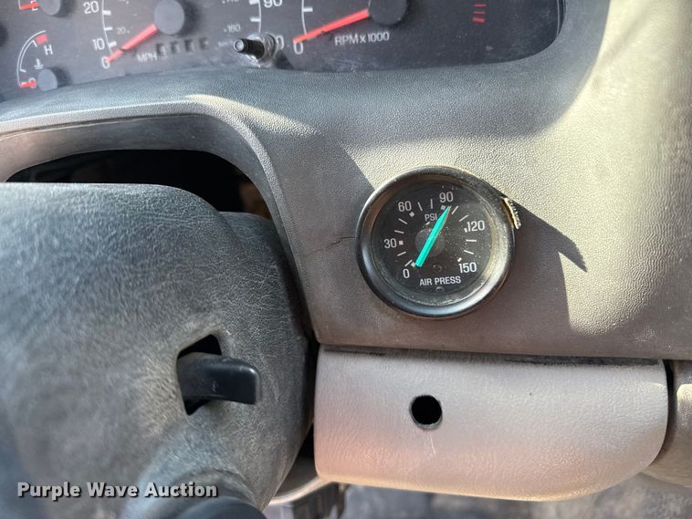 image for item DZ8876 2000 Ford F750 Super Duty crew cab winch truck