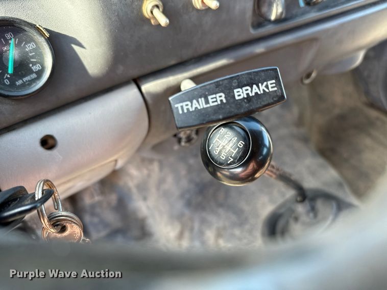 image for item DZ8876 2000 Ford F750 Super Duty crew cab winch truck