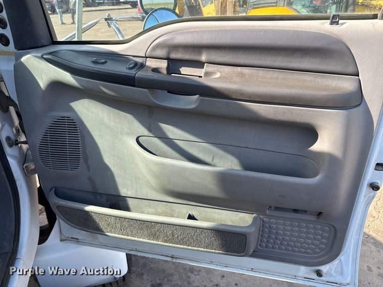 image for item DZ8876 2000 Ford F750 Super Duty crew cab winch truck