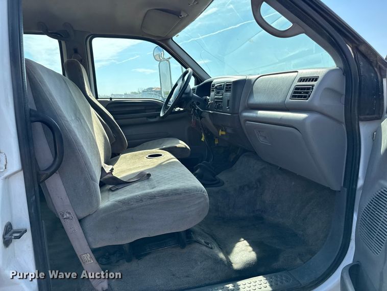 image for item DZ8876 2000 Ford F750 Super Duty crew cab winch truck