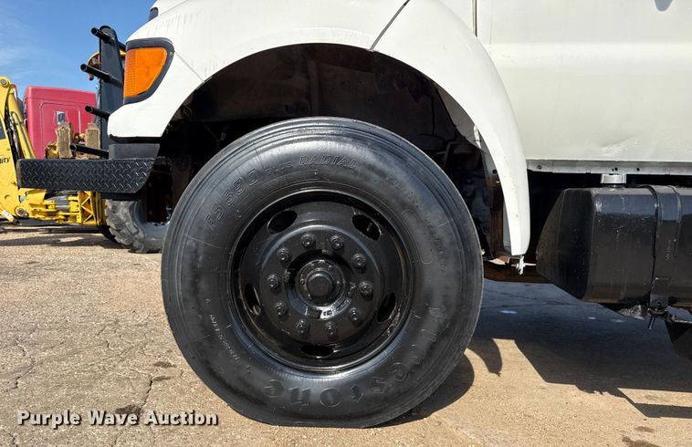 image for item DZ8876 2000 Ford F750 Super Duty crew cab winch truck