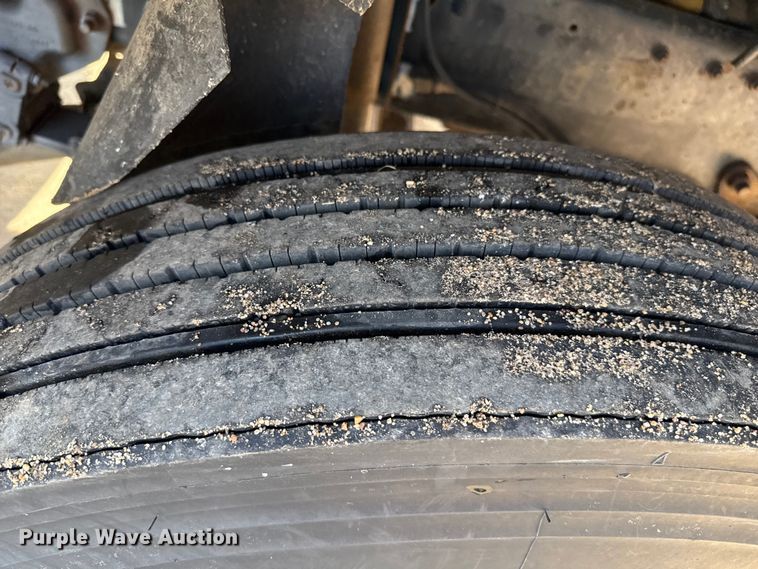 image for item DZ8876 2000 Ford F750 Super Duty crew cab winch truck