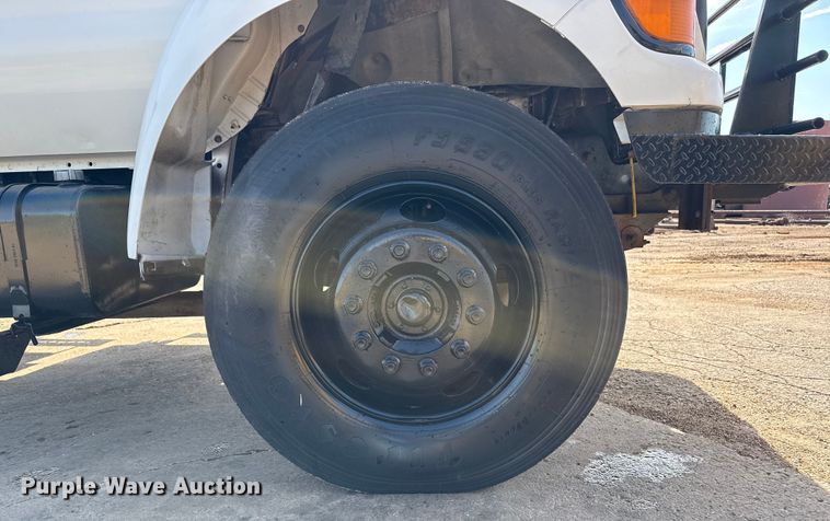 image for item DZ8876 2000 Ford F750 Super Duty crew cab winch truck