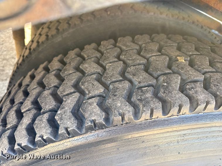 image for item DZ8876 2000 Ford F750 Super Duty crew cab winch truck