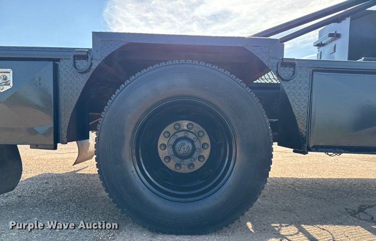 image for item DZ8876 2000 Ford F750 Super Duty crew cab winch truck