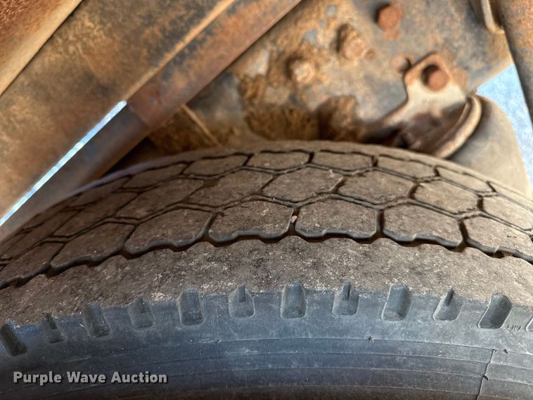 image for item DZ8876 2000 Ford F750 Super Duty crew cab winch truck