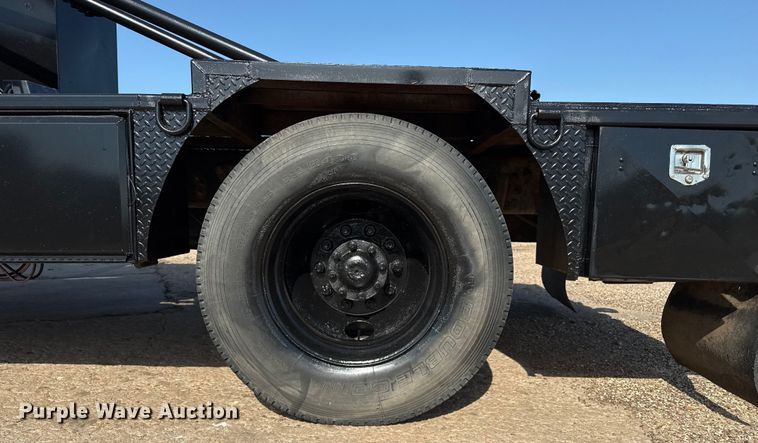 image for item DZ8876 2000 Ford F750 Super Duty crew cab winch truck