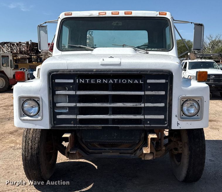 image for item DZ8881 1987 International 1954 truck cab and chassis