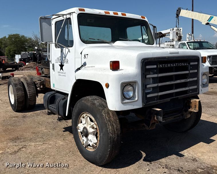 image for item DZ8881 1987 International 1954 truck cab and chassis