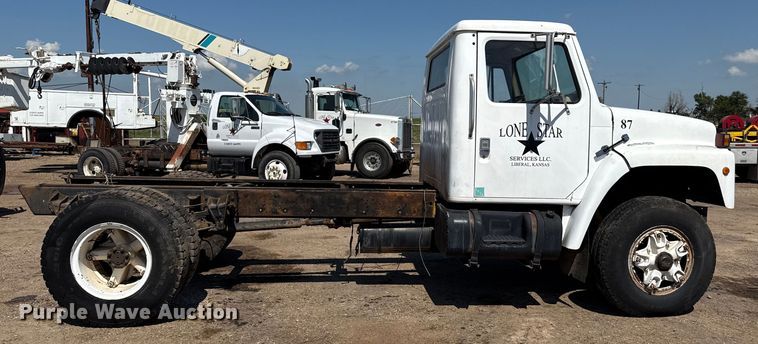 image for item DZ8881 1987 International 1954 truck cab and chassis