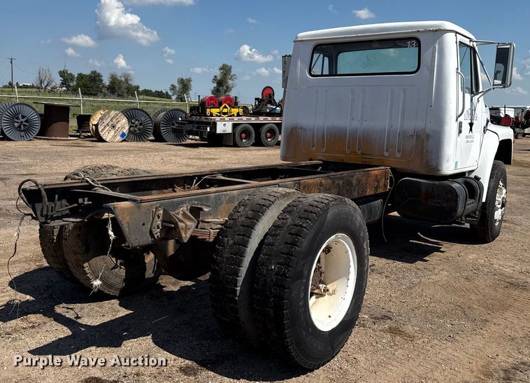 image for item DZ8881 1987 International 1954 truck cab and chassis