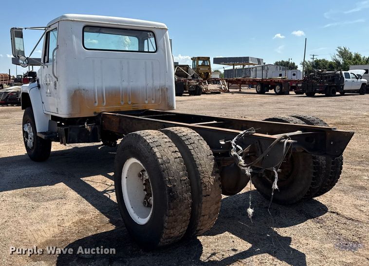 image for item DZ8881 1987 International 1954 truck cab and chassis