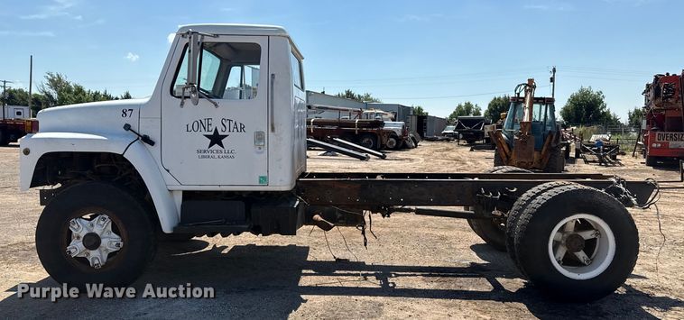 image for item DZ8881 1987 International 1954 truck cab and chassis