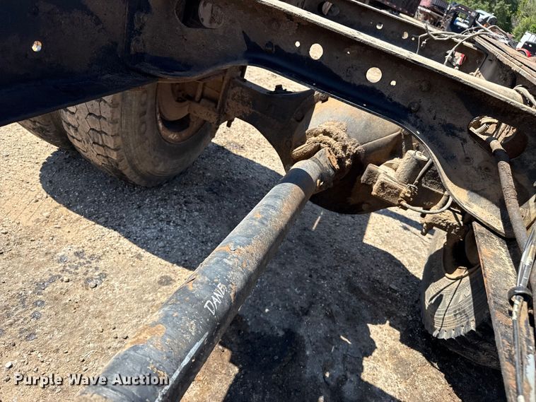 image for item DZ8881 1987 International 1954 truck cab and chassis