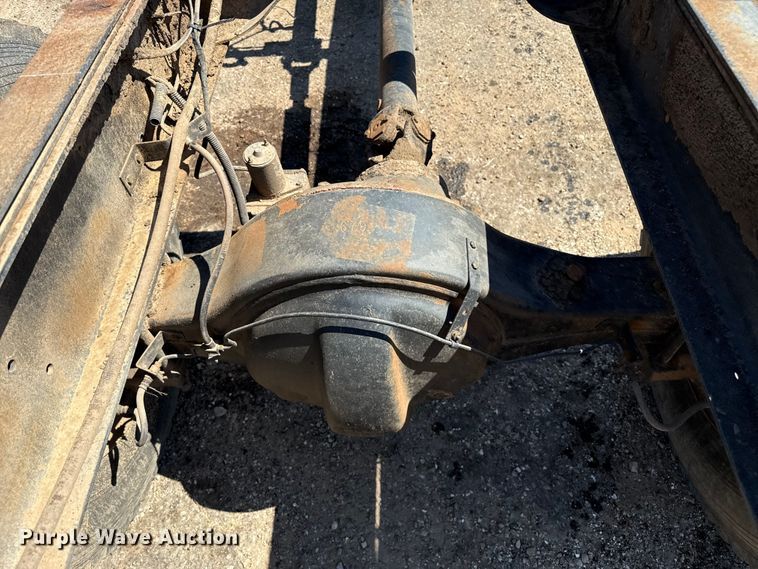 image for item DZ8881 1987 International 1954 truck cab and chassis