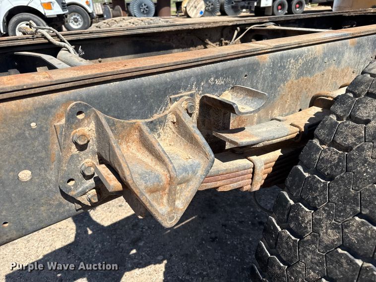 image for item DZ8881 1987 International 1954 truck cab and chassis