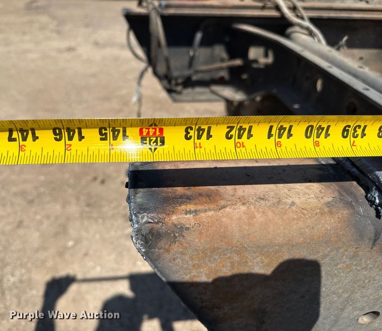 image for item DZ8881 1987 International 1954 truck cab and chassis