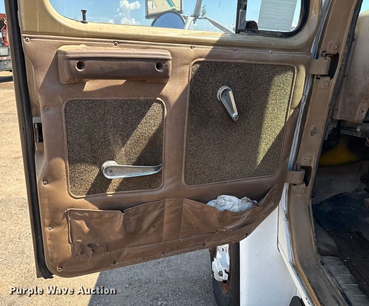 image for item DZ8881 1987 International 1954 truck cab and chassis