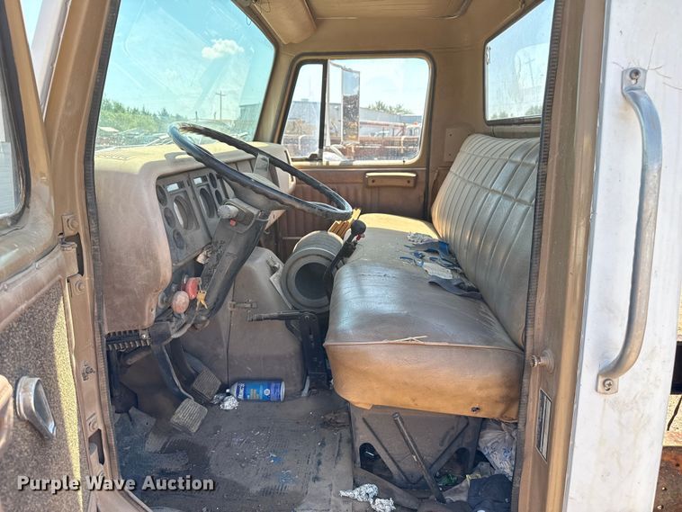 image for item DZ8881 1987 International 1954 truck cab and chassis