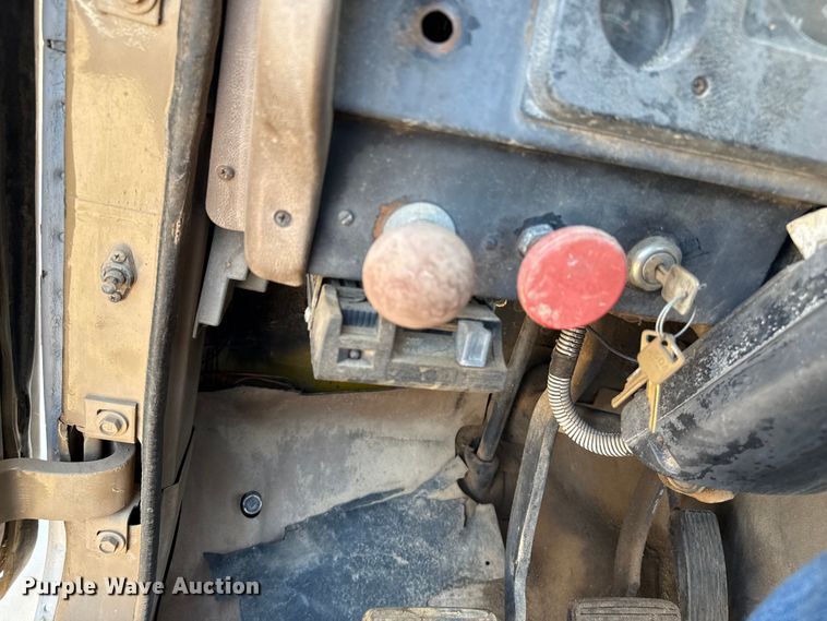 image for item DZ8881 1987 International 1954 truck cab and chassis