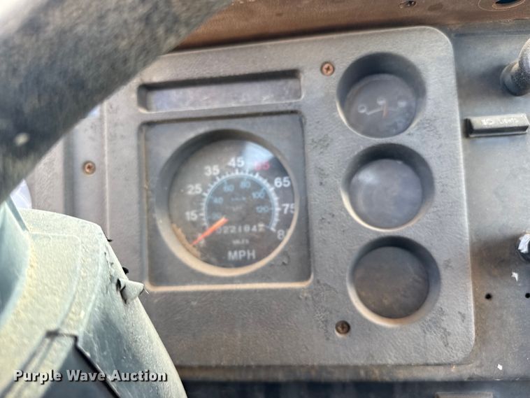 image for item DZ8881 1987 International 1954 truck cab and chassis